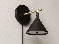 Светильник настенный Cast Sconce, черный/латунь