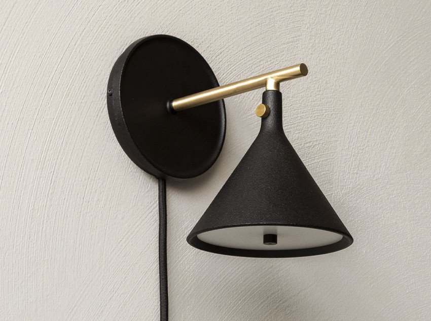Светильник настенный Cast Sconce, черный/латунь