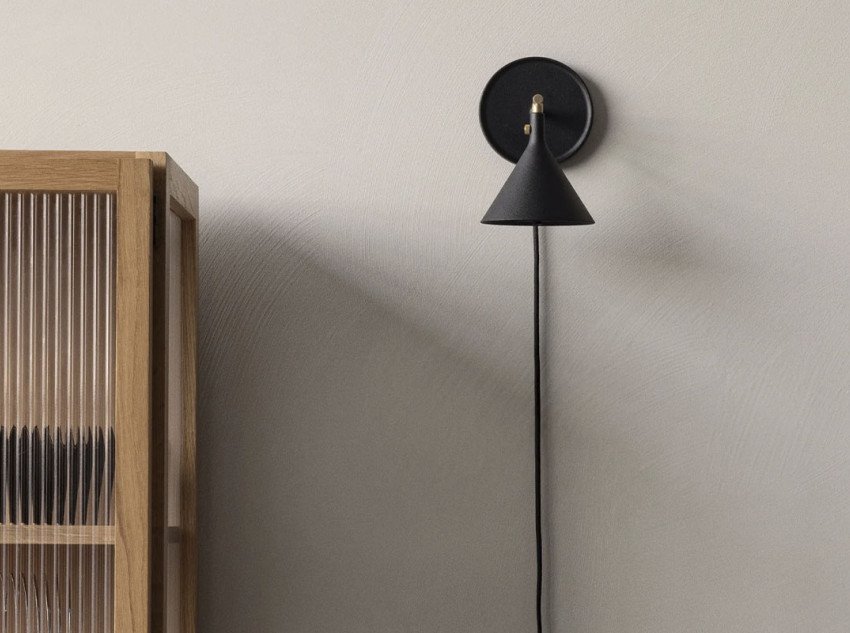 Светильник настенный Cast Sconce, черный/латунь