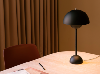 Настільна лампа Flowerpot VP3, чорна матова