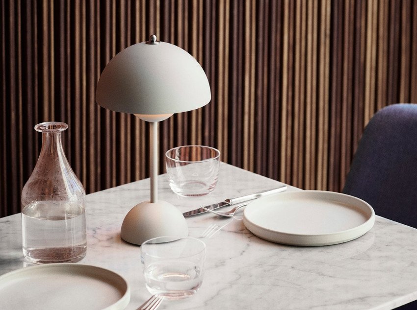 Портативна лампа Flowerpot VP9, світло-сіра матова