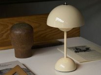 Портативная лампа Flowerpot VP9, слоновая кость