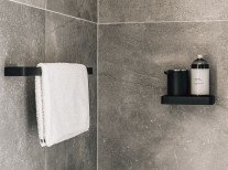 Полочка для душа Marble, черная Полочка для душа Marble, черная