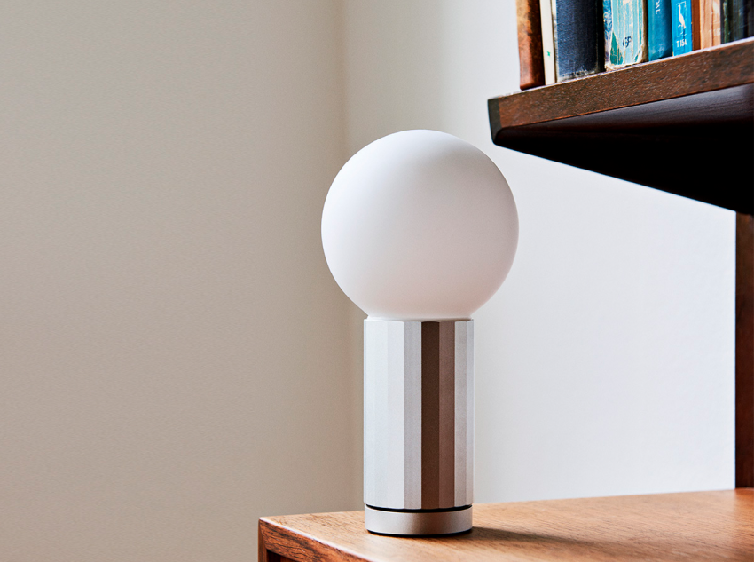 Настільна лампа Turn On, срібна Настільна лампа Turn On, срібна