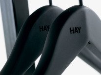 Набор из 4 широких вешалок Soft, черные Набор из 4 широких вешалок Soft, черные
